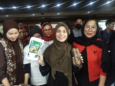 Hj. Siti Atikoh didampingi Ketua DPC PDI-P KBB, Hj Ida Widaningsih menunjukan produk UMKM KBB (Foto: Istimewa)