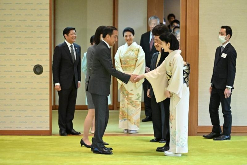 Presiden Jokowi bersama para pemimpin negara ASEAN menghadiri jamuan minum teh yang digelar Kaisar Jepang Naruhito dan Permaisuri Masako di Istana Kekaisaran, Tokyo, Jepang, Senin (18/12/2023). (Foto: BPMI Setpres)

