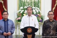 Presiden Jokowi didampingi Seskab Pramono Anung dan Mensesneg Pratikno memberikan keterangan pers, di Istana Merdeka, Jakarta, Jumat (08/12/2023). (Sumber: Tangkapan Layar/setkab)
