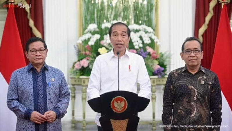 Presiden Jokowi didampingi Seskab Pramono Anung dan Mensesneg Pratikno memberikan keterangan pers, di Istana Merdeka, Jakarta, Jumat (08/12/2023). (Sumber: Tangkapan Layar/setkab)
