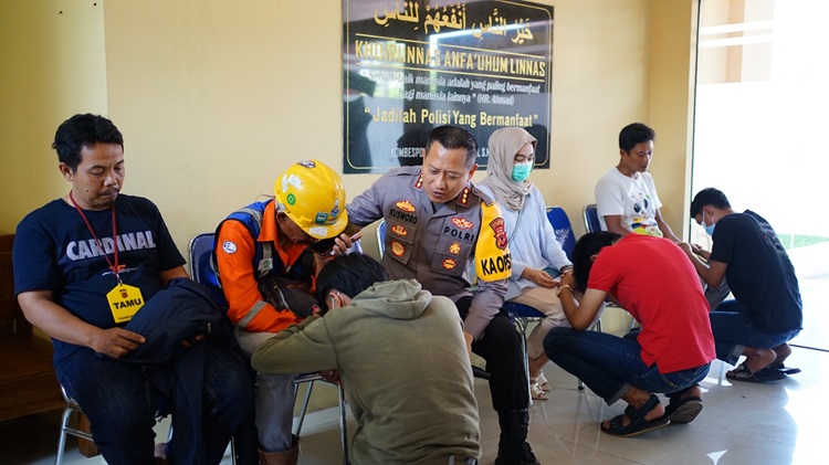 
Kapolresta Bandung Kombes Pol Kusworo Wibowo menginterograsi 9 remaja pelaku balap liar saat Konferensi pers di Mapolresta Bandung, Senin (11/12/2023). (Foto: Ist)