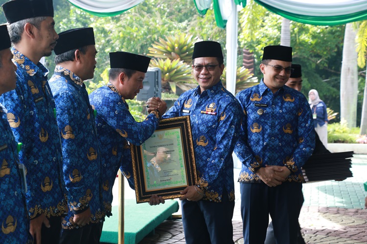 
Bupati Bandung Dadang Supriatna didampingi Wakil Bupati Sahrul Gunawan memberikan penghargaan kepada sejumlah ASN usai mempimpin Hari Korpri ke-52, di Lapangan Upakarti Soreang, Senin (4/12/2023). (Foto: diskominfo)
