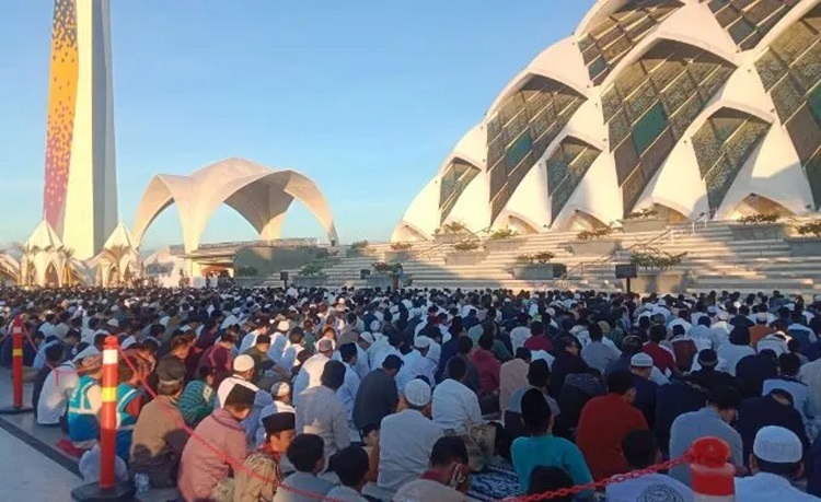 Ribuan warga tumpah ruah di Masjid Raya Al Jabbar untuk melaksanakan Sholat Idul Adha 1444 H (Foto: DKM Masjidaljabbar)