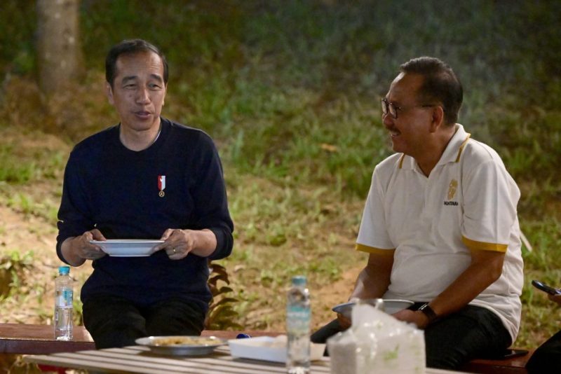 Presiden Jokowi santap malam di Kawasan IKN, Kabupaten Penajam Paser Utara, Provinsi Kalimantan Timur, Rabu (20/12/2023). (Foto: BPMI Setpres/Muchlis Jr)

