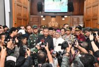 

Penjabat Gubernur Jawa Barat Bey Machmudin meninjau pelaksanaan ibadah misa Natal, di Gereja Katedral Santo Petrus, Kota Bandung, Minggu (24/12/2023). (Foto: diskominfo)