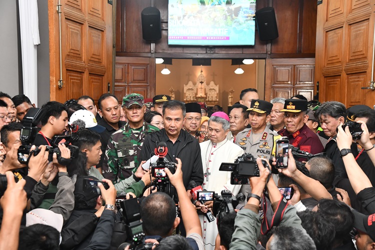 

Penjabat Gubernur Jawa Barat Bey Machmudin meninjau pelaksanaan ibadah misa Natal, di Gereja Katedral Santo Petrus, Kota Bandung, Minggu (24/12/2023). (Foto: diskominfo)