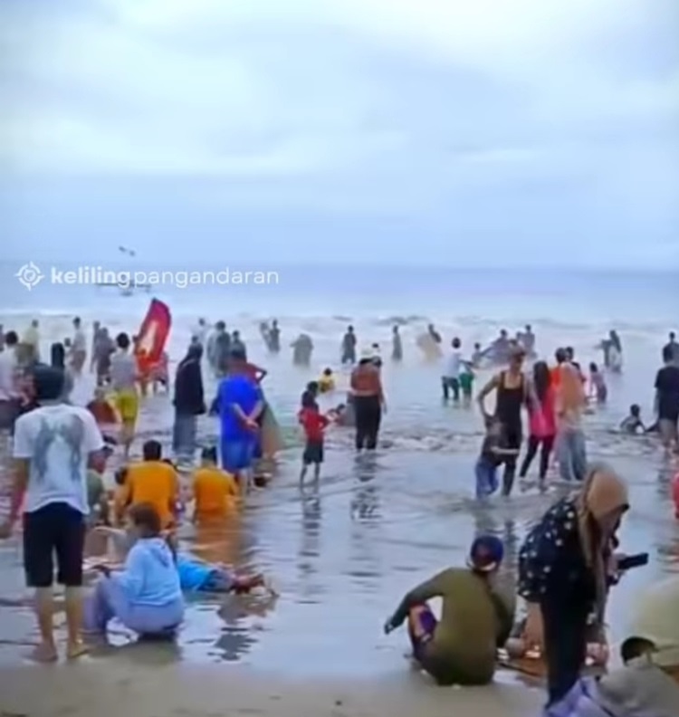 
Suasana Pantai Barat Pangandaran, Jawa Barat dipadati wisatawan yang mengisi liburan Natal dan Tahun Baru, Minggu (31/12/2023). (Foto: Ist) 