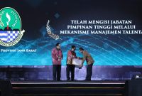 Pemda Provinsi Jawa Barat mendapatkan penghargaan dari Komisi Aparatur Sipil Negara (KASN), pada gelaran Anugerah Meritokrasi, Kamis (7/12/2023) di Yogyakarta. (Foto: diskominfo)
