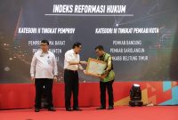 
Bupati Bandung Dadang Supriatna Raih Penghargaan dari Menteri Hukum dan HAM Yassona Laoly, sebagai kabupaten/kota terbaik atau Peringkat ke-1 dalam kategori Indeks Reformasi Hukum. Penghargaan diberikan di Hotel Borobudur, Jakarta, Kamis (14/12/2023). (Foro: diskominfo)
