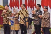 Presiden Jokowi meluncurkan sekaligus menyerahkan secara simbolis sertifikat tanah elektronik di seluruh tanah air, Senin (04/12/2023), di Istana Negara, Jakarta. (Foto: Humas Setkab/Agung)