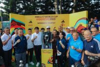 
Penjabat Gubernur Jawa Barat Bey Machmudin saat menghadiri Malam Apresiasi FIFA World Cup U- 17 Tahun 2023, Provinsi Jawa Barat, di Padepokan Pencak Silat SPOrT Jabar Arcamanik, Kota Bandung, Selasa (19/12/2023). (Foto: jabarprov.go.id)
