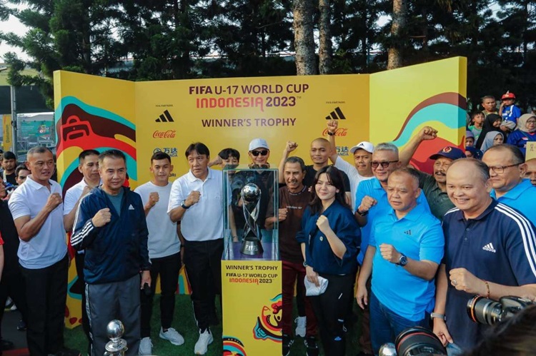 
Penjabat Gubernur Jawa Barat Bey Machmudin saat menghadiri Malam Apresiasi FIFA World Cup U- 17 Tahun 2023, Provinsi Jawa Barat, di Padepokan Pencak Silat SPOrT Jabar Arcamanik, Kota Bandung, Selasa (19/12/2023). (Foto: jabarprov.go.id)
