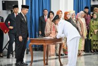 
Penjabat Gubernur Jawa Barat Bey Machmudin melantik Asmawa Tosepu sebagai Penjabat Bupati Bogor menggantikan Bupati Bogor sisa masa jabatan 2018 - 2023, Iwan Setiawan. Pelantikan dilakukan di Aula Barat Gedung Sate Bandung. (Foto: diskominfo)