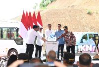 Presiden Jokowi meluncurkan transportasi ramah lingkungan Blue Bird Group, Kamis (21/12/2023) di IKN, Penajam Paser Utara, Kalimantan Timur. (Foto: BPMI Setpres/Muchlis Jr)
