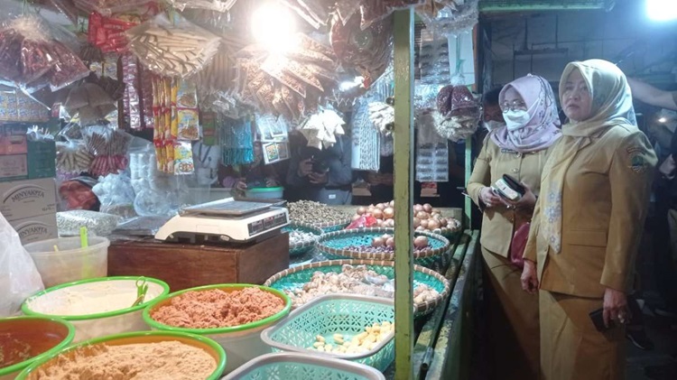 Dinas Perindustrian dan Perdagangan Jawa Barat menemukan pelanggaran terkait keamanan pangan saat melakukan inspeksi ke pasar tradisional Trade Mall (BTM) Cicadas, Kota Bandung. (Foto: jabarprov)
