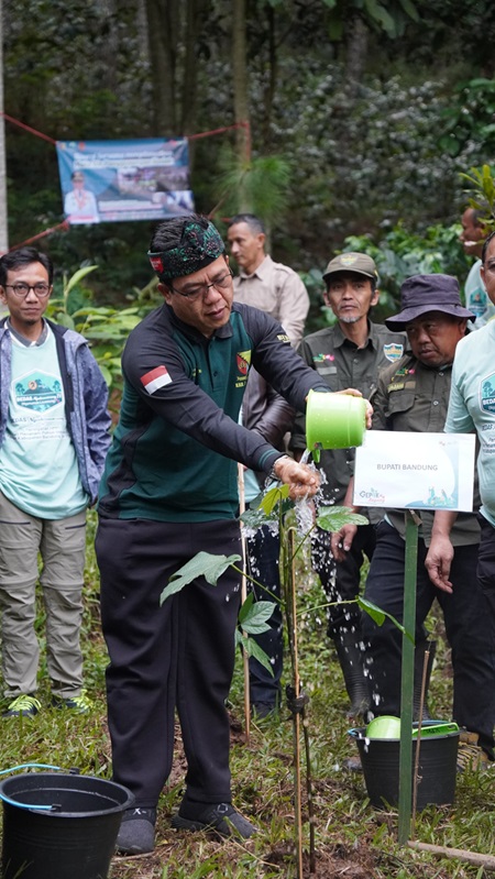 

Dalam rangka Hari Menanam Pohon Indonesia tahun 2023, Bupati Bandung Dadang Supriatna tanam 30.000 pohon, Minggu (10/12/2023). (Foto: diskominfo)
