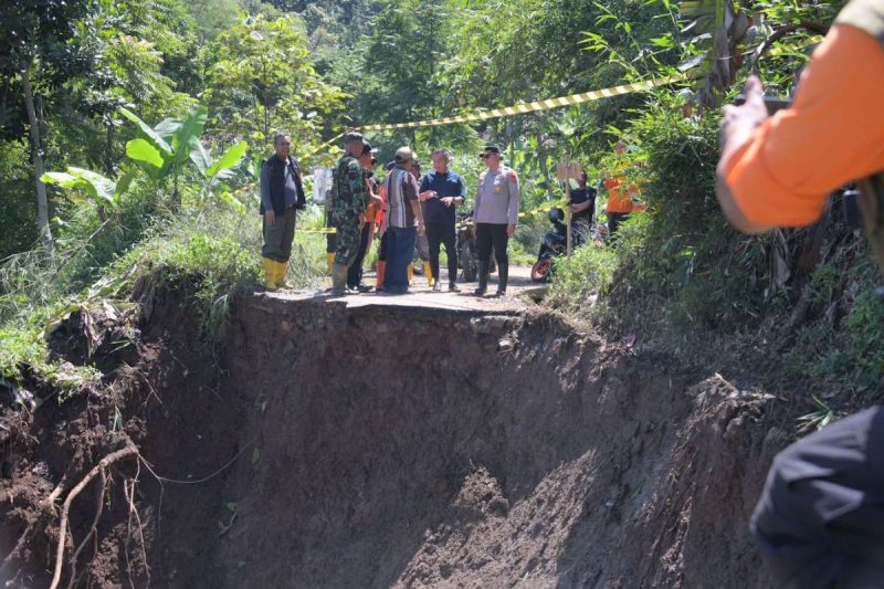 
Penjabat (Pj.) Gubernur Jawa Barat Bey Machmudin meninjau lokasi longsor di Desa Buninagara, Sindangkerta, Kabupaten Bandung Barat, Sabtu (2/12/2023). (Foto: jabarprov.go.id)