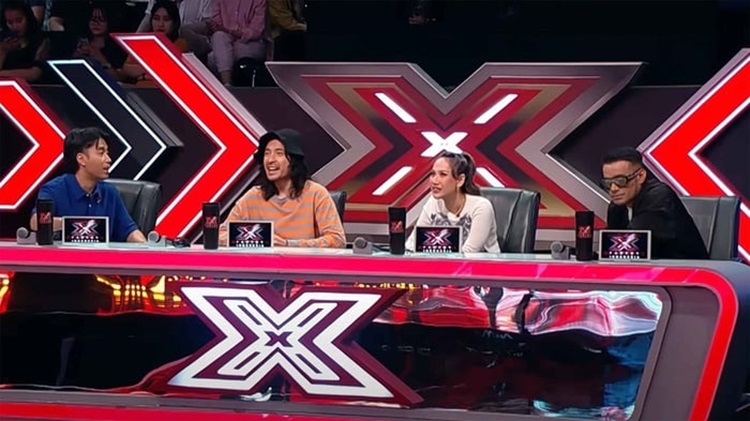 
Tahun ini X-Factor Indonesia Season 4 menghadirkan empat juri kondang yaitu BCL, Judika, Vidi Aldiano dan Ello dengan host yang memandu yaitu Roby Purba. (Foto: X Factor Indonesia)
