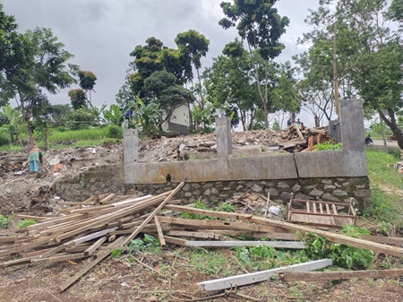 
Bangunan milik Pemerintah Daerah Kabupaten Bandung Barat yang terbengkalai gerbang Kompleks Perkantoran KBB-Ngamprah (Foto: heny/dar