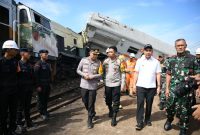 
Pj Gubernur Jawa Barat Bey Machmudin meninjau langsung lokasi kecelakaan Kereta Api Lokal Bandung dengan KA Turangga di petak Jalan Haur Pugur-Cicalengka, Kabupaten Bandung, Jumat (5/1/2024).(Foto: Biro Adpim Jabar)