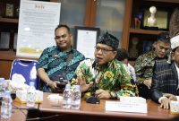 
Bupati Bandung Dadang Supriatna saat presentasi seni badawang serta wayang golek dihadapan pengurus Persatuan Wartawan Indonesia (PWI) Pusat di Kantor PWI  Pusat Gedung Dewan Pusat Lt. IV, Jalan Kebon Sirih Jakarta, Kamis (4/1/2024). (Foto: diskominfo)