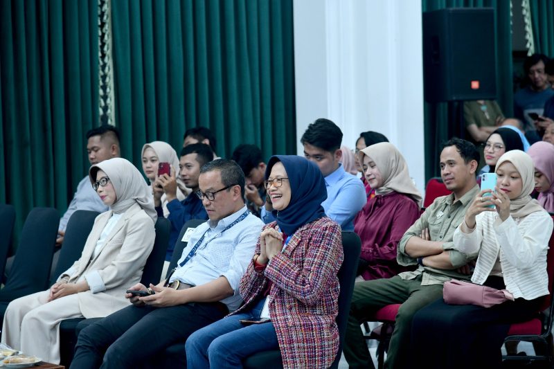 Jurnalis, perwakilan masyarakat, dan para kepala perangkat daerah mengikuti acara Bewara Jawa Barat (Beja) Vol. 1 bertajuk 'Kaleidoskop Jawa Barat 2023', di Aula Timur Gedung Sate, Kota Bandung, Selasa (9/1/2024)