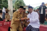 Pj Bupati Bandung Arsan Latif memberikan potongan tumpeng kepada tokoh agama Cililin, saat peresmian The Little Madinah (Foto: Istimewa)