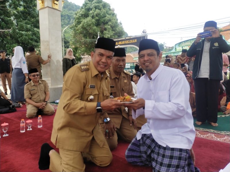 Pj Bupati Bandung Arsan Latif memberikan potongan tumpeng kepada tokoh agama Cililin, saat peresmian The Little Madinah (Foto: Istimewa)