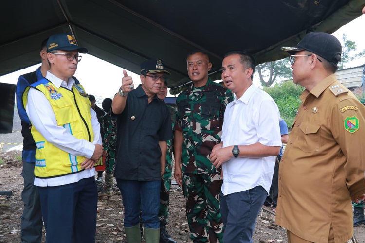 
Bupati Bandung Dadang Suprianta mendampingi Pj Gubernur Jabar Bey Machmudin meninjau infrastruktur pengendali banjir di Kecamatan Baleendah, Selasa (2/1/2024).(Foto: diskominfo)
