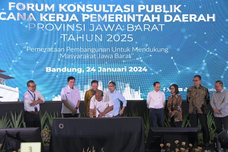 
Penandatangan dokumen RPJMD 2025-2030 dalam Forum Konsultasi Publik Penyusunan Rencana Kerja Pemerintah Daerah (RKPD) Jabar Tahun 2025, di Trans Luxury Hotel Bandung, belum lama ini.(Foto: diskominfo)
