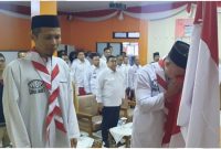 
Napi teroris mencium bendera Merah putih di Aula Lapas Kelas IIB Garut, Jalan KH.Hasan Arif, Kecamatan Banyuresmi, Kabupaten Garut, Rabu (31/1/2024).  (Foto: andre/dara)