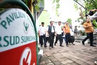 
Penjabat Gubernur Jawa Barat Bey Machmudin kembali mengecek kondisi terkini RSUD Sumedang pascagempa bumi Rabu (3/1/2024). (Foto: diskominfo)