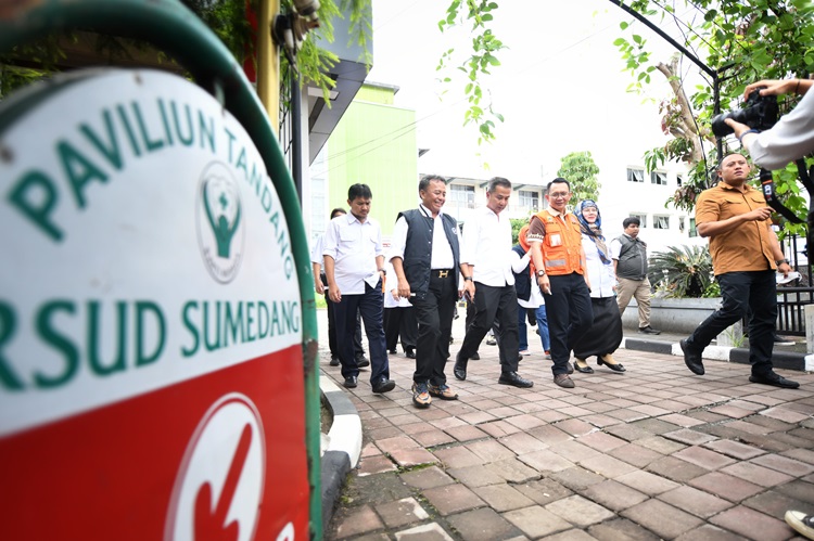 
Penjabat Gubernur Jawa Barat Bey Machmudin kembali mengecek kondisi terkini RSUD Sumedang pascagempa bumi Rabu (3/1/2024). (Foto: diskominfo)