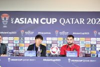 Pelatih Indonesia Shin Tae-yong bersama kapten tim Jordi Amat menghadiri sesi Konferensi Pers menjelang melawan Vietnam di Stadion Stadion Abdullah bin Khalifa, Doha, Qatar, Jumat (19/1/2024).(Foto: PSSI)