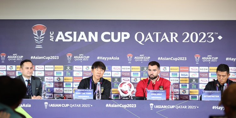 Pelatih Indonesia Shin Tae-yong bersama kapten tim Jordi Amat menghadiri sesi Konferensi Pers menjelang melawan Vietnam di Stadion Stadion Abdullah bin Khalifa, Doha, Qatar, Jumat (19/1/2024).(Foto: PSSI)