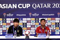 
Pelatih timnas Indonesia, Shin Tae-yong bersama kapten tim Asnawi Mangkualam menghadiri sesi Konferensi Pers jelang melawan Irak di Grup D Piala Asia 2023 di Stadion Ahmed bin Ali, Al-Rayyan, Senin (15/1/2024). (Foto: PSSI)