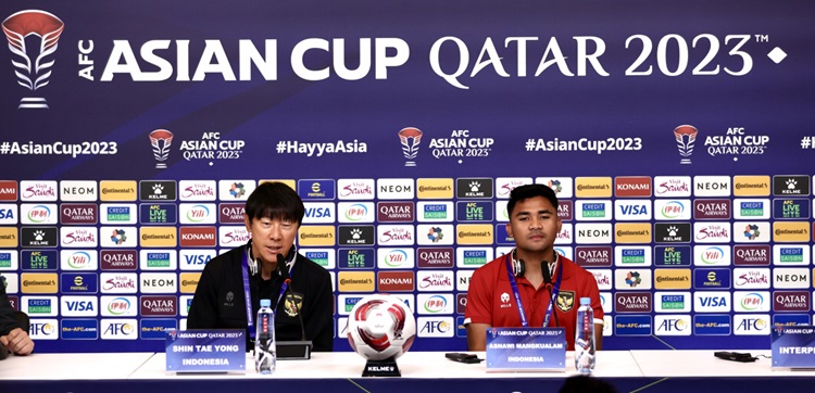 
Pelatih timnas Indonesia, Shin Tae-yong bersama kapten tim Asnawi Mangkualam menghadiri sesi Konferensi Pers jelang melawan Irak di Grup D Piala Asia 2023 di Stadion Ahmed bin Ali, Al-Rayyan, Senin (15/1/2024). (Foto: PSSI)