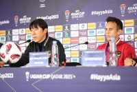 

Pelatih timnas Indonesia, Shin Tae-yong dan Egy Maulana Vikri menghadiri konferensi pers jelang menghadapi Jepang pada laga terakhir Grup D Piala Asia 2023 di Stadion Al Thumama, Doha, Qatar, Rabu (24/1/2024).(Foto: PSSI)