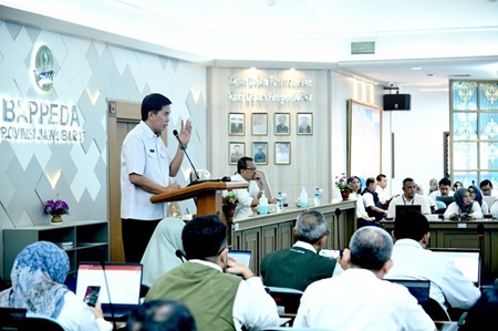 

Sekda Jabar,Taufik Budi Santoso, saat membuka rapat pembahasan RPJPD bersama seluruh perangkat daerah di Kantor Bappeda Jabar, Kota Bandung, Rabu (10/1/2024). 