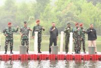 
Pj Gubernur Jawa Barat Bey Machmudin bersama Panglima TNI menghadiri acara Penanaman Pohon, Pembersihan Sampah dan Penebaran Benih Ikan di Situ Lembang di Lapangan Situ Lembang, Kabupaten Bandung Barat, Sabtu (27/1/2024).(Foto:Biro Adpim Jabar)