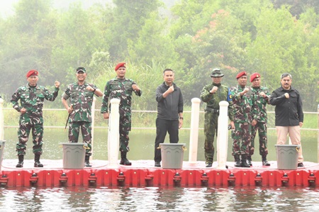 
Pj Gubernur Jawa Barat Bey Machmudin bersama Panglima TNI menghadiri acara Penanaman Pohon, Pembersihan Sampah dan Penebaran Benih Ikan di Situ Lembang di Lapangan Situ Lembang, Kabupaten Bandung Barat, Sabtu (27/1/2024).(Foto:Biro Adpim Jabar)