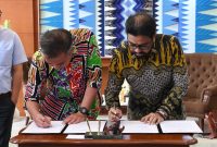 
Pj Gubernur Jawa Barat Bey Machmudin melakukan penandatanganan naskah Letter of Intent (LoI) antara Pemda Provinsi Jabar dengan BRAC International di Gedung Sate, Kota Bandung, Selasa, (16/1/2024).(Foto: Biro Adpim Jabar)
