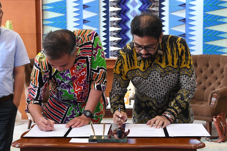 
Pj Gubernur Jawa Barat Bey Machmudin melakukan penandatanganan naskah Letter of Intent (LoI) antara Pemda Provinsi Jabar dengan BRAC International di Gedung Sate, Kota Bandung, Selasa, (16/1/2024).(Foto: Biro Adpim Jabar)
