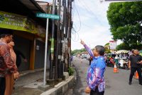 Bupati Garut, Rudy Gunawan, menunjukan Plang nama Jalan Prof. K.H Cecep Syarifudin yang sebelumnya Jalan Raya Samarang, Kamis (11/1/2024)(Foto: Istimewa) 