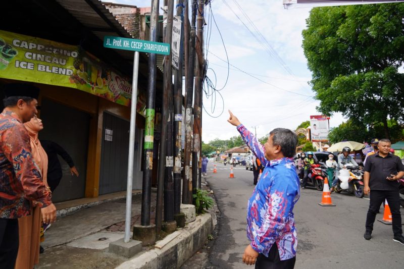 Bupati Garut, Rudy Gunawan, menunjukan Plang nama Jalan Prof. K.H Cecep Syarifudin yang sebelumnya Jalan Raya Samarang, Kamis (11/1/2024)(Foto: Istimewa) 