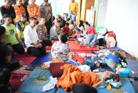 

Pj Gubernur Jawa Barat Bey Machmudin meninjau lokasi banjir di Kampung Lamajang Peuntas, Desa Citeureup, Kecamatan Dayeuhkolot, Kabupaten Bandung, Jumat (12/1/2024).(Foto: Biro Adpim Jabar)