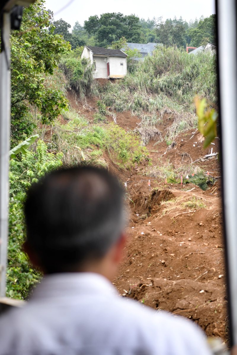 
Pj. Gubernur Jawa Barat menijau Lokasi Bencana dan Posko Pengungsi Bencana longsor di Kampung Cibatu Hilir, Desa Sekarwangi, Kecamatan Cibadak, Kabupaten Sukabumi, Jawa Barat yang terjadi pada tanggal 25 Januari 2024. (29/1/2024). (Foto: diskominfo)