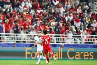 
Pemain belakang timnas Indonesia, Jordi Amat terkena sikutan pemain Vietnam pada laga penyesihan Grup D Piala Asia 2023, Jumat (19/1/2024). Pada laga tersebut Indonesia menang 1-0 lewat (Foto: PSSI)
