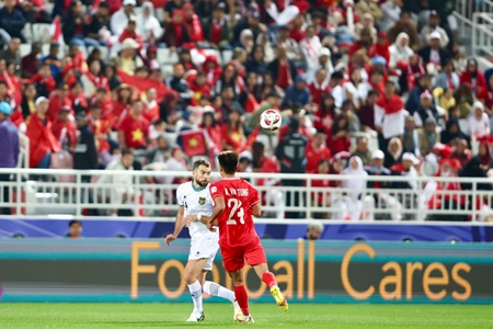 
Pemain belakang timnas Indonesia, Jordi Amat terkena sikutan pemain Vietnam pada laga penyesihan Grup D Piala Asia 2023, Jumat (19/1/2024). Pada laga tersebut Indonesia menang 1-0 lewat (Foto: PSSI)
