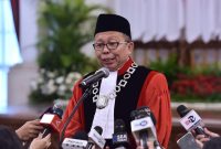 Arsul Sani menyampaikan keterangan pers usai mengucapkan sumpah sebagai Hakim MK, di Istana Negara, Jakarta, Kamis (18/01/2023). (Foto: Humas Setkab/Oji)
